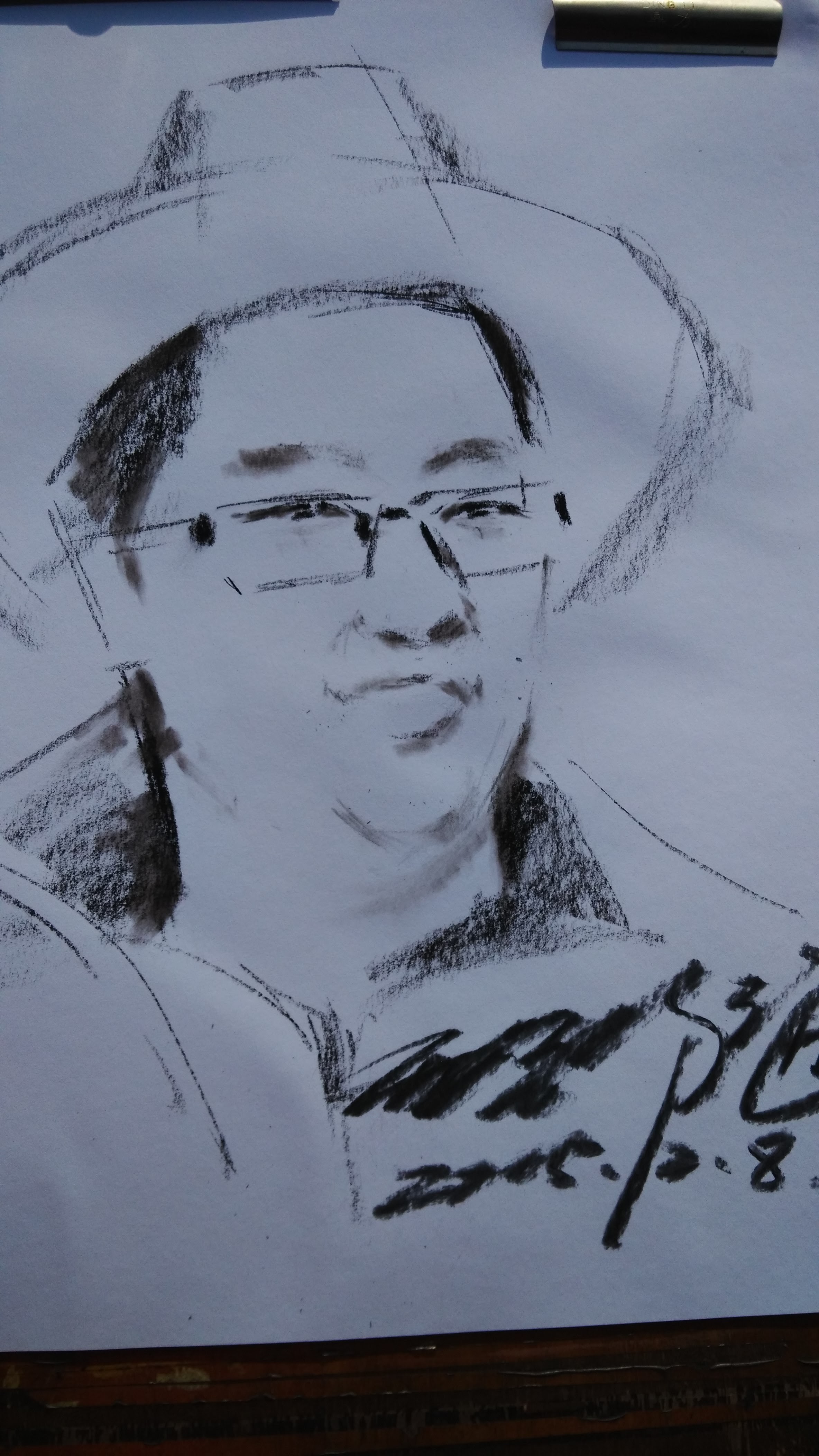 戴着帽子和眼镜的人物炭笔素描